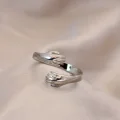BUĞZ Ayarlamalı Gümüş Renk Metal Sarılan Eller Model Yüzük