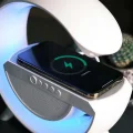 BUĞZ Beyaz Bluetooth Hoparlörlü Masa Lambası, Kablosuz Şarj Özellikli ve 2 Saat Dinleme Süresi