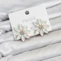 BUĞZ Beyaz Renk Kristal Taşlı Lotus Çiçek Model Kadın Küpe