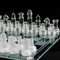 BUĞZ Cam satranç takımı 20x20 cm boyutunda şeffaf cam taşlar ve cam satranç tahtası ile
