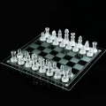 BUĞZ Cam satranç takımı 20x20 cm boyutunda şeffaf cam taşlar ve cam satranç tahtası ile
