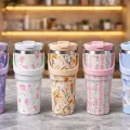 BUĞZ Çiçek Desenli 900 ml Taşıma Kulplu Paslanmaz Çelik Termos Mug Bardak