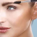 BUĞZ Çift Başlıklı Eyeliner ve Kaş Fırçası – Kolay Uygulama ve Mükemmel Sonuçlar