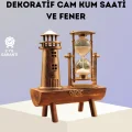 BUĞZ Dekoratif Ahşap Kum Saati ve Deniz Feneri Figürlü Masa Süsü – Şık ve Fonksiyonel Tasarım
