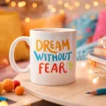 BUĞZ Dream Without Fear Yazılı Porselen Kupa MODEL 139 – Motivasyon Temalı, Renkli Tasarım, Kahve & Çay Kupası – Hediye Seçeneği