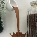 BUĞZ Eco Lounge Dökülen Kahve Figürü 20 cm – Coffee Corner Masaüstü Dekor