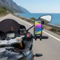 BUĞZ Evrensel Motosiklet Telefon Tutucu – Kaymaz, Kilitlenebilir Güvenli Tutuşlu, 360° Ayarlanabilir Gidon Bağlantılı Akıllı Telefon Aparatı
