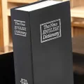  Gizli Kasa İngilizce Sözlüğü Kitap Görünümlü Anahtarlı Gizli Mini Çelik Kasa Kilitli