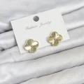 BUĞZ Gold Renk Pirinç Yonca Model Kadın Küpe