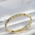 BUĞZ Gold Renk Pirinç Yonca Model Zirkon Taşlı Kadın Kelepçe Bileklik