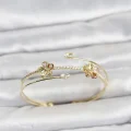 BUĞZ Gold Renk Pirinç Zirkon Taşlı Çiçek Model Kadın Bileklik