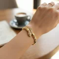BUĞZ Gold Renk Pirinç Zirkon Taşlı Yılan Model Kadın Bileklik