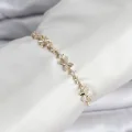 BUĞZ Gold Renk Yonca Model Zirkon Taşlı Asansörlü Kadın Bileklik