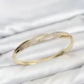 BUĞZ Gold Renk Zirkon Taşlı Sarmal Model Kadın Kelepçe Bileklik