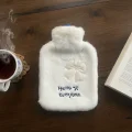 BUĞZ Hello Everyone Yazılı Kurdeleli Beyaz Peluş Sıcak Su Torbası 1 Lt – Yumuşak Kılıf, Uzun Süre Sıcak Tutan Termal Su Torbası
