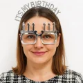  İt&#39;s My Birthday Yazılı Taç ve Mum Şekilli Gözlük Seti Gümüş Renk