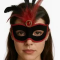 BUĞZ Kırmızı Dantelli Siyah Kırmızı Tüylü Siyah Süet Kaplama Parti Maskesi 17x25 cm