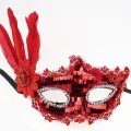  Kırmızı Payetli Pullu Kırmızı Renk Yandan Tüylü Parti Maskesi 18x22 cm