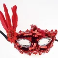 BUĞZ Kırmızı Payetli Pullu Kırmızı Renk Yandan Tüylü Parti Maskesi 18x22 Cm
