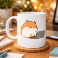 BUĞZ Laptoplu Hamster Desenli Porselen Kupa MODEL 112 – Sevimli Çalışkan Hamster Tasarımlı Kahve Kupası , Ofis & Ev İçin Tatlı Hediye