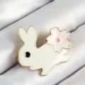 BUĞZ Mineli Çiçek Detaylı Krem Tavşan Figürlü Gold Renk Kadın Broş