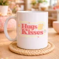 BUĞZ Model 30 – Hugs & Kisses Tasarımlı Porselen Kupa - Sevdiklerine Sıcacık Bir Mesaj