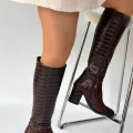 BUĞZ Morena Acı Kahve Desenli Rugan Topuklu Çizme - Lisinya