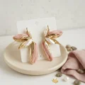 BUĞZ Pembe Renk Lotus Yaprak Model Kadın Küpe