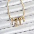 BUĞZ Pirinç Gold Renk Çiçek Detaylı Charmlı Kadın Bileklik