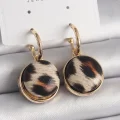BUĞZ Pirinç Gold Renk Leopar Desenli Daire Model Kadın Küpe