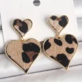 BUĞZ Pirinç Gold Renk Sallantı Leopar Kalp Model Kadın Küpe