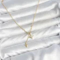 BUĞZ Pirinç Gold Renk Zirkon Taşlı Minimal Sallantılı Kutup Yıldızı Model Kadın Kolye - BUĞZ