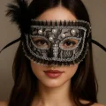 BUĞZ Siyah Renk Yandan Tüylü İnci İşlemeli Taşlı Dantelli Parti Maskesi 17x12 cm