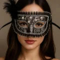  Siyah Renk Yandan Tüylü İnci İşlemeli Taşlı Dantelli Parti Maskesi 17x12 cm