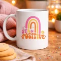 BUĞZ Stay Positive Tasarımlı Porselen Kupa MODEL 144 – Renkli Gökkuşağı Desenli, Motivasyon Veren Kahve & Çay Kupası – Hediyelik Kupa