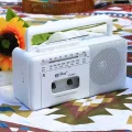 BUĞZ Taşınabilir nostaljik radyo kaset çalar FM radyo USB MP3 player Bluetooth hoparlör beyaz