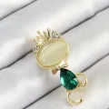 BUĞZ Yeşil Damla Zirkon Taşlı Kraliçe Taçlı Kedi Figürlü Gold Renk Kadın Broş