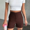 BUĞZ Zarif ve Şıklığı Bir Arada Sunan Yüksek Bel Krep Esnek Çimalı Çizgili Şort Kahverengi ( BUĞZ )