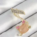 BUĞZ Zirkon Taşlı 3D Kedi Detaylı Nota Figürlü Gold Renk Kadın Broş