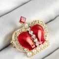 BUĞZ Zirkon Taşlı İnci Detaylı Kırmızı 3D Kraliçe Taç Figürlü Gold Renk Kadın Broş