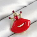 BUĞZ Zirkon Taşlı Kraliçe Taç Detaylı 3D Kırmızı Dudak Figürlü Gold Renk Kadın Broş