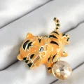 BUĞZ Zirkon Taşlı Siyah Çizgili Turuncu Kaplan Figürlü Gold Renk Kadın Broş