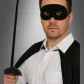 BUĞZ Zorro Kostüm Plastik Aksesuar Seti – Maske ve Kılıç (67 cm)
