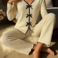 Kadın Beyaz Fiyonklu İç Çamaşırı ve Uzun Kollu V Yaka Pijama Takımı 4lü Set