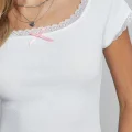 Kadın Beyaz Göğsü ve Kolları Dantelli Fiyonklu Kısa Kol Crop Top Bluz