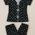 Kadın Siyah Beyaz Kalp Desenli Fiyonklu Kısa Kollu Pijama Takımı