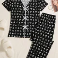 Kadın Siyah Beyaz Kalp Desenli Fiyonklu Kısa Kollu Pijama Takımı