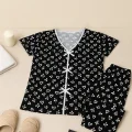 Kadın Siyah Beyaz Kalp Desenli Fiyonklu Kısa Kollu Pijama Takımı