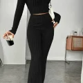 Kadın Siyah Boğazlı Crop Top ve Yüksek Bel Eşofman Takımı Spor Şık Kombin