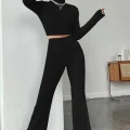 Kadın Siyah Boğazlı Crop Top ve Yüksek Bel Eşofman Takımı Spor Şık Kombin